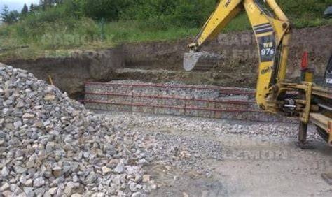 Schéma konštrukcie oporného múru s drenážnym systémom