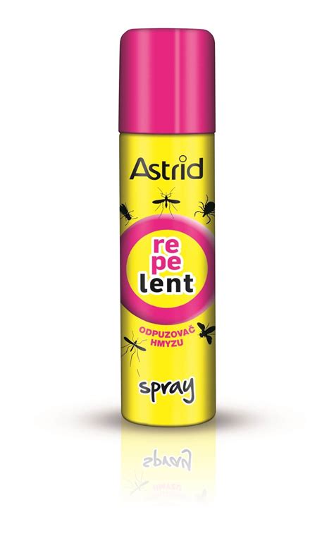 Človek aplikujúci repelent na pokožku