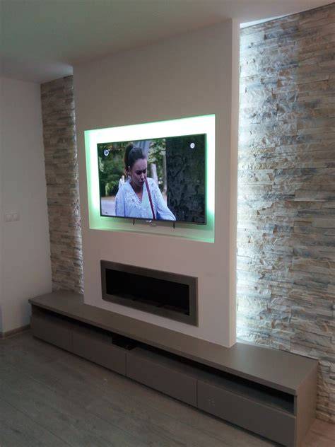 Obývačka s kamenným obkladom za TV