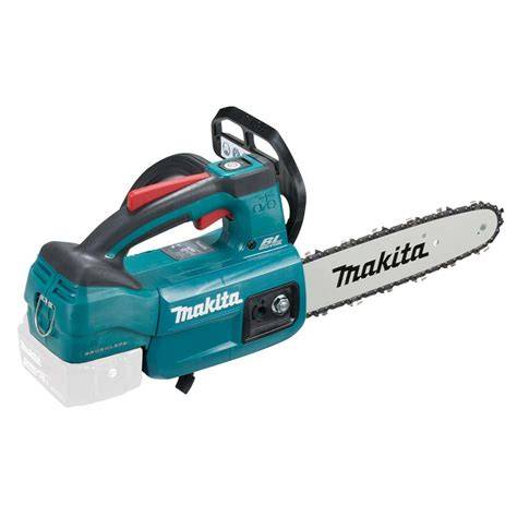 Makita DUC254Z pri práci v korunách stromov