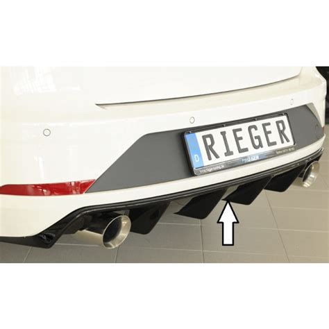 Detail prachu a šmúh na čiernej lesklej dlažbe