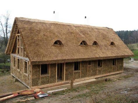 Historický slamený dom s omietkou