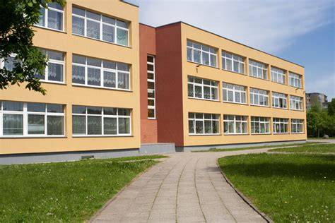 Moderná rekonštruovaná školská budova