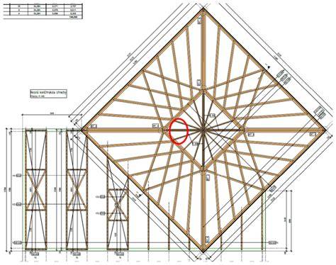 Detail poškodenia drevenej konštrukcie strechy bazénu vlhkosťou