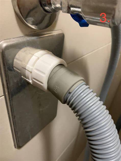 Vývod hadice zo sifónu umývadla do WC nádržky
