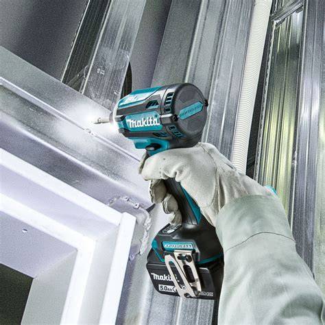 Ergonomická rukoväť a ovládacie prvky Makita DTD171