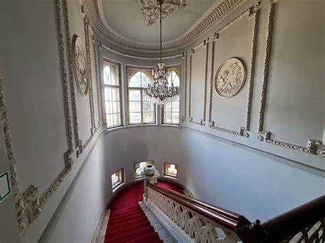 Historické kamenné schodisko v paláci