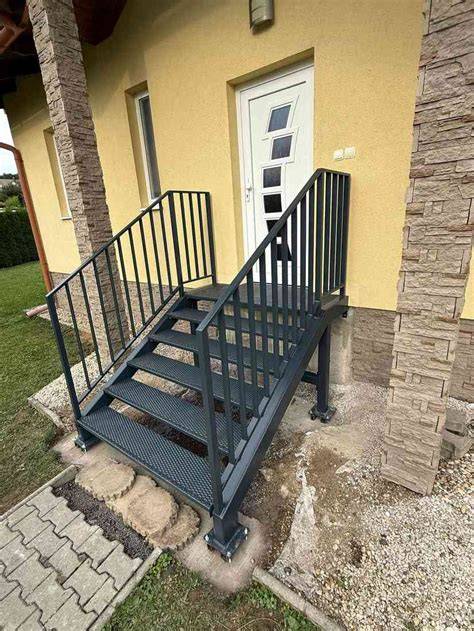Pohľad na exteriérové schodisko s 2 cm dlažbou