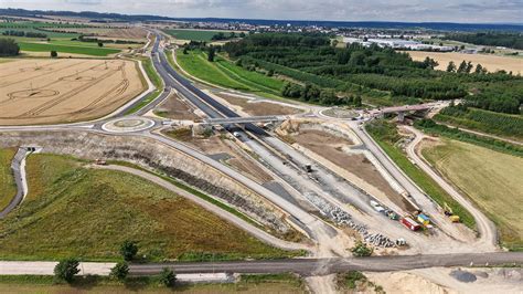 Pohľad na vynovený povrch Trnavského mýta s novou zeleňou a opravenými chodníkmi
