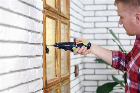 Detailný záber na akumulátorový skrutkovač Fieldmann v ruke majstra pri domácej práci