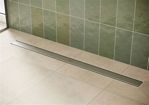 Detailný pohľad na inštaláciu sprchového žľabu v kúpeľni