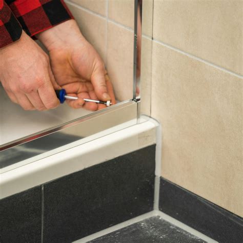 Detail sprchovacieho kúta s hydroizolačnou stierkou a páskou