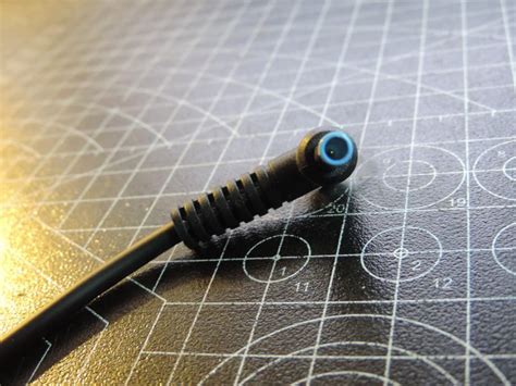 Rozrezaný Smart konektor ukazujúci dátový pin