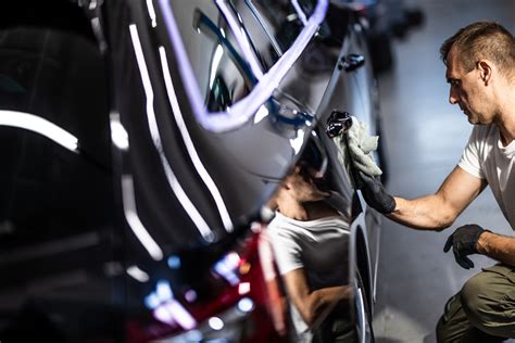 Detailná aplikácia tmelu na poškodenú karosériu automobilu