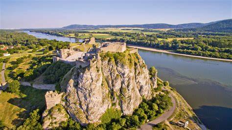 Letecký pohľad na hrad Devín pri sútoku riek Dunaj a Morava