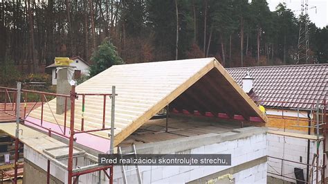 Schéma zosuvu snehu zo šikmej strechy a umiestnenie zábran