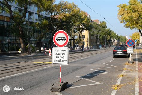 Zákazová značka pre vjazd vozidiel k hrádzi