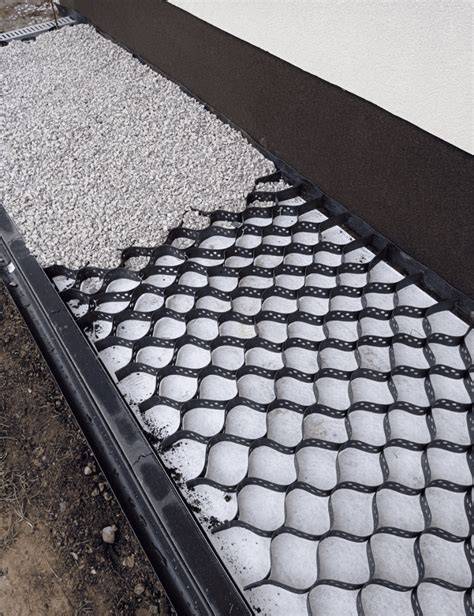 Ukážka rôznych typov dlažieb a platní v záhradnej architektúre