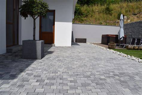 Porovnanie spádovania dlažby ku stene a v priestore