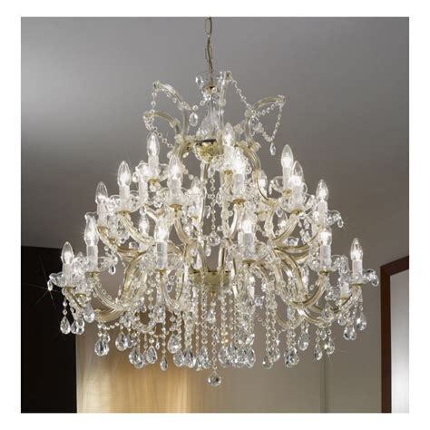 detailný záber na elegantný krištáľový luster v obývacej izbe
