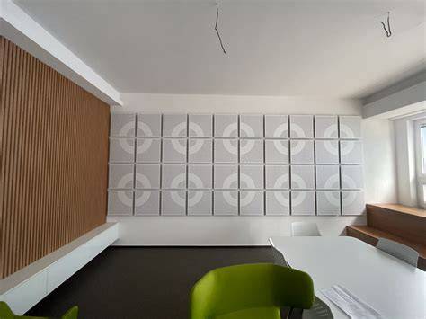 moderný drevený akustický podhľad v kancelárskom priestore