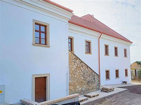 Detailná rekonštrukcia historických ozdobných prvkov fasády