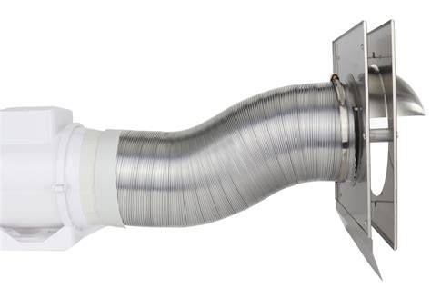 Detailný pohľad na PVC vetraciu mriežku so strieškou a prírubou