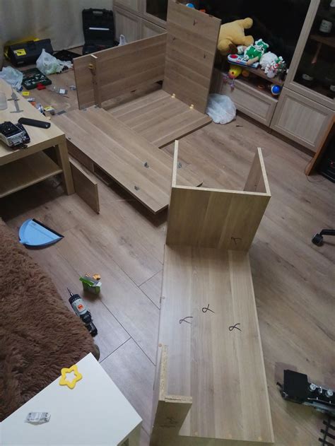 Rôzne typy kovaní pre výsuvné stoly