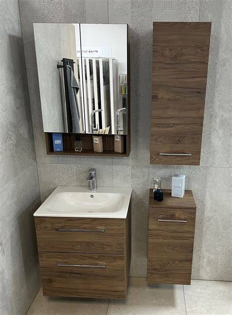 moderná kúpeľňová zostava so skrinkou v dekore dreva
