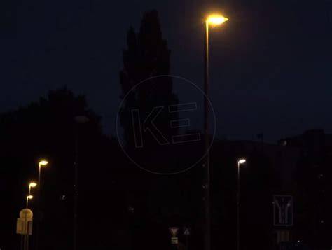 Moderné LED verejné osvetlenie v mestskej zástavbe