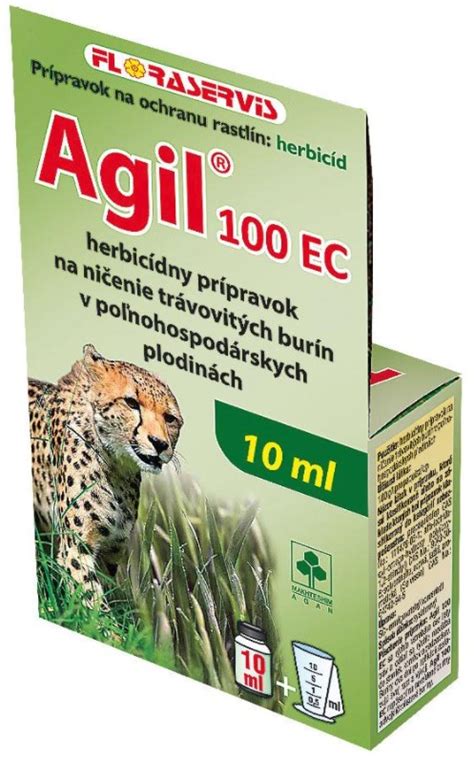 Detailný záber na aplikáciu herbicídu na burinu v trávniku