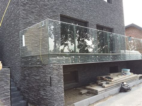 Galéria inštalovaných hliníkových zábradlí v exteriéri