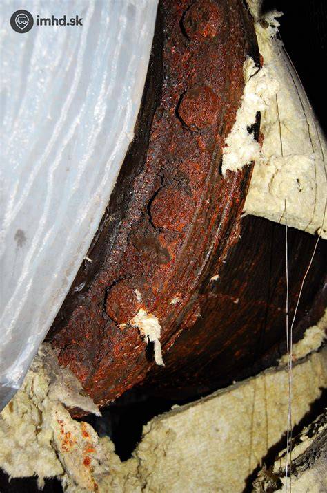 detailný pohľad na uchytenie medeného potrubia v kovových profiloch sadrokartónu