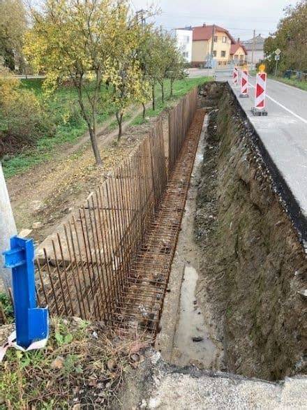 Schéma správneho osadenia oporného múru pri hranici pozemku a bazéna