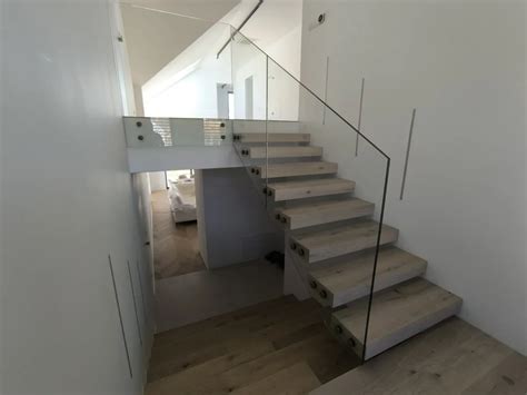 moderné drevené schodisko v interiéri