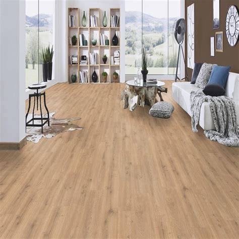 Moderná laminátová podlaha v interiéri