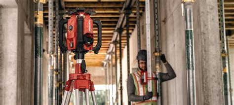 Rotačný laser Hilti v prevádzke na stavbe