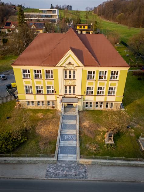 Vstup do zrekonštruovanej školy