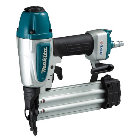 Makita AF506 v detailnom zábere pri práci