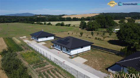 Moderný bungalov v Beluši s fotovoltaickými panelmi