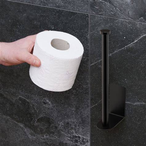 Betónový držiak na toaletný papier Lyon Béton Cloud v modernom kúpeľňovom interiéri