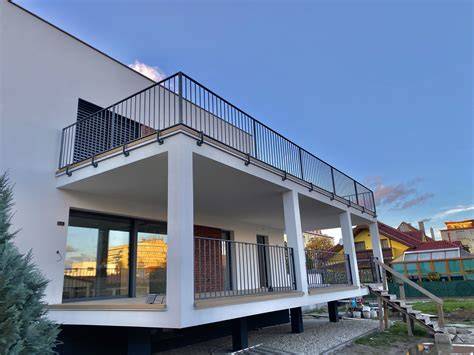 Vianočne ozdobené balkónové zábradlie