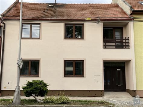 Ukážka fasády rodinného domu s detailom sokla obloženého marmolitom