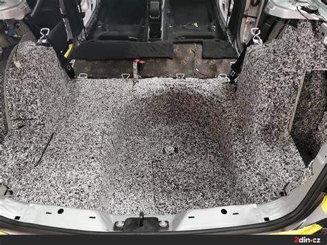 Aplikácia protihlukového materiálu do podlahy vozidla
