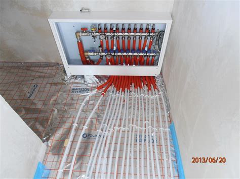 Detail pripojenia rúrok na rozdeľovač podlahového kúrenia