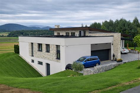 Schéma osadenia domu do svahu s využitím terénnych úrovní