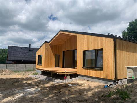 Moderná drevená prístavba k hlinenej stavbe