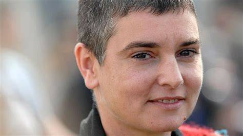 Portrét Sinéad O'Connor s jej charakteristickým krátkym účesom