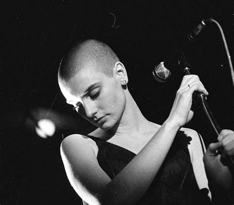 Sinéad O'Connor počas jedného zo svojich aktivistických vystúpení
