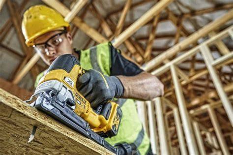 Priamočiara píla DeWALT DW331K v pracovnom prostredí